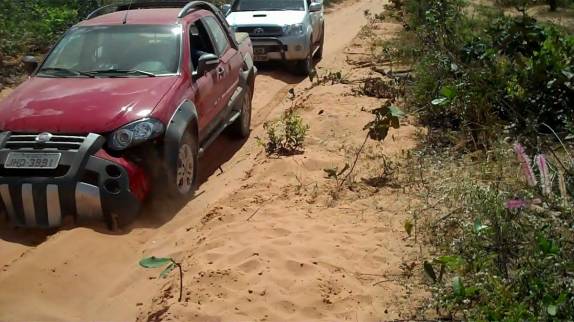 Momento em que o Fiat Strada perde toda a frente, presa na areia (na região de Alto Parnaíba - MA)